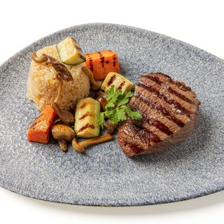 Solomillo De Ternera Angus Con Salsa Y Guarnición