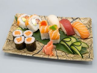 M11.10 piezas de sushi mixto para una persona 