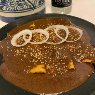 Enmoladas Con Pollo (Disponible de Jueves por la noche a Domingo)