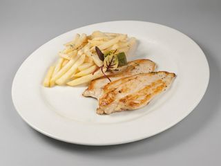 Pechuga de pollo con papas fritas