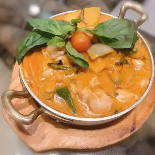 55.Pollo con verduras leche de coco al curry y piña Thai *