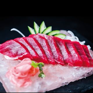 39.- Maguro sashimi (atún 8u)