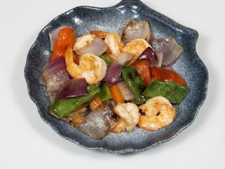 63.- Langostinos con Verduras en salsa curry rojo Thai