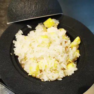 70.Arroz frito con gambas y piña natural