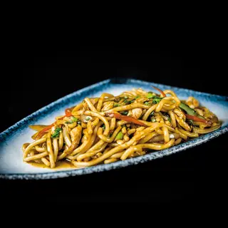 75.Yaki udon, tallarines de japoneses fritos con pollo y verduras