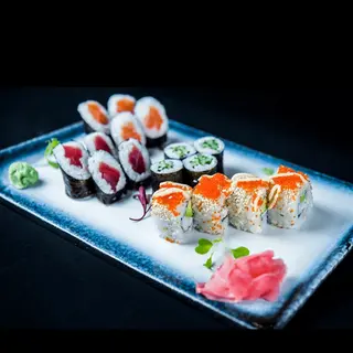 48.Moriawasre de maki variado (4uramaki y 12 hosomaki)