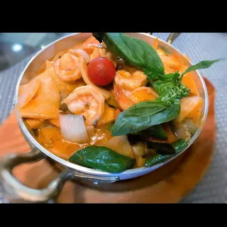 63.- Langostinos con Verduras en salsa curry rojo Thai *