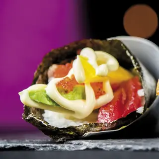 44. Temaki (cono de alga nori relleno de salmon)