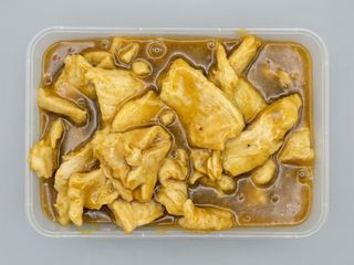 961. Pollo con salsa curry SIN VERDURA