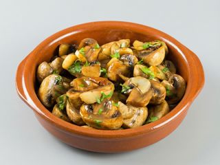 Champiñones al ajillo