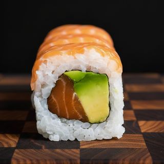 Salmón uramaki (8 uds.)