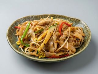 Pad thai con pollo 