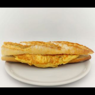 bocadillo tortilla de chorizo