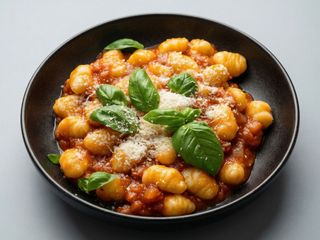 Gnocchi Con Tomate ,Pesto Y Albhaca Fresca