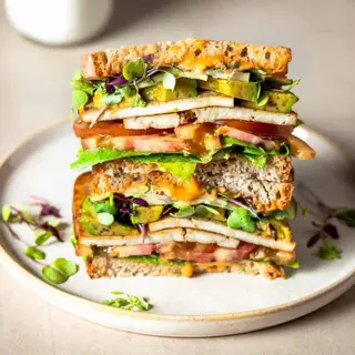 sandwich de tofu y agucate vegano +patatas fritas