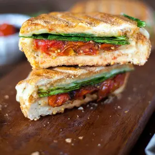 sandwich hummus y champiñones vegano + patatas fritas