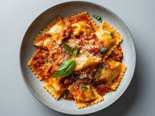 Raviolis De Queso Con Cebolla Caramelizada Ala Napolitana 