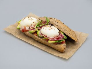 Bocadillo con jamón, aguacate, 2 huevos y tomate triturado