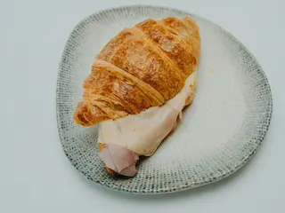 Croissant De Queso y Jamón Cocido