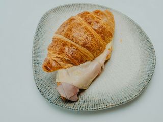 Croissant De Queso y Jamón Cocido