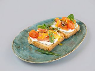 1 tosta de Salmón, tomate cherry, rúcula y salsa de mango