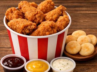 Cubo 9 alitas  y 6 mini arepas