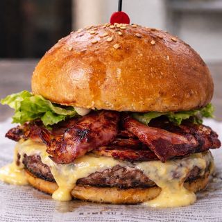 Menú Hamburguesa Delicious Ranchera con patatas y bebida 