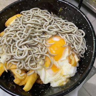 Huevos rotos con gulas