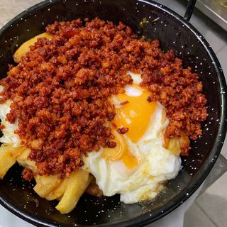 Huevos rotos con chorizo