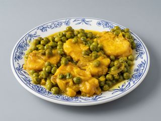 Cazón con guisantes 