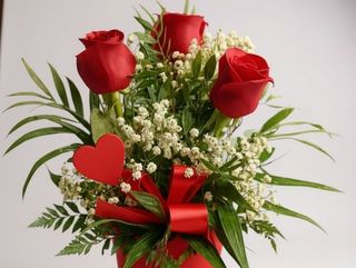 Centro 3 rosas rojas corazón
