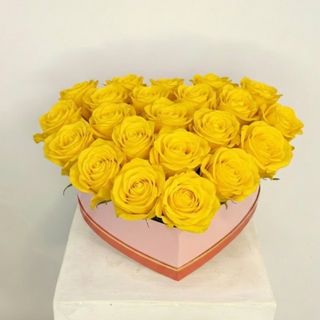 Caja de 15 Rosas Amarillas Corazón 