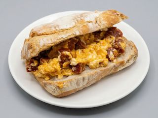 Bocadillo de revuelto de chorizo 