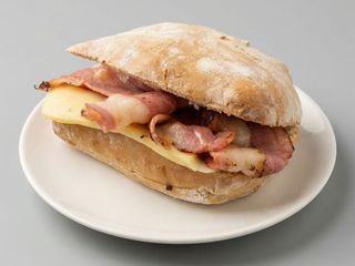 Bocadillo de bacon con queso 