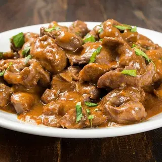 Pollo en salsa con pasas