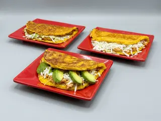 CACHAPA MECHADA,REINA PEPIADA Y QUESO DE MANO