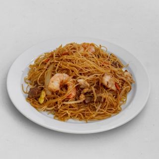 Fideos De Arroz Frito Con Tres Delicias
