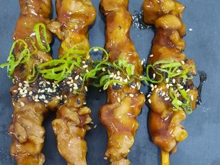 Pollo en brocheta con salsa teriyaki 2u