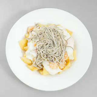 Huevos Con Patatas con Gulas y Gambas