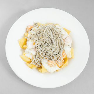 Huevos Con Patatas con Gulas y Gambas