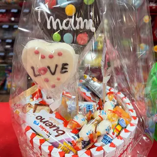 Pastel kinder con piruletas Mami