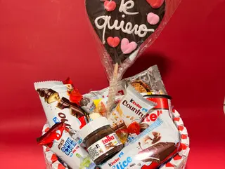 Pastel kinder con piruleta Te quiero