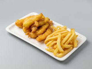 Tiras de Pollo Frito Con Patatas Fritas