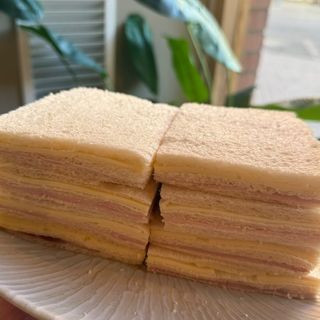 Sándwiches de miga triple, de Jamón y Queso. MEDIA DOCENA (6 unidades).