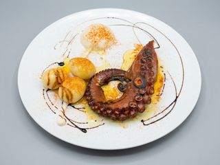 Pulpo A La Brasa Con Alioli De Pimentón