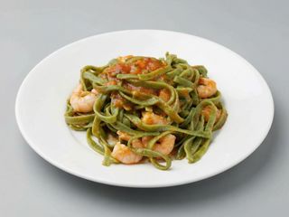 Tagliateli con salsa pesto , Gambas y tartar de tomate