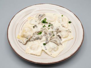 Raviolis De setas trompetas de la muerte y queso parmesano