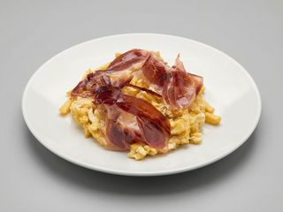 Huevos Rotos Con Patatas Y Jamón Ibérico 