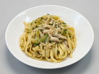 Fetuccini con setas y bacon salteado