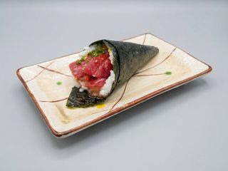 Temaki Atún Rojo Macerado (1 Pza.)